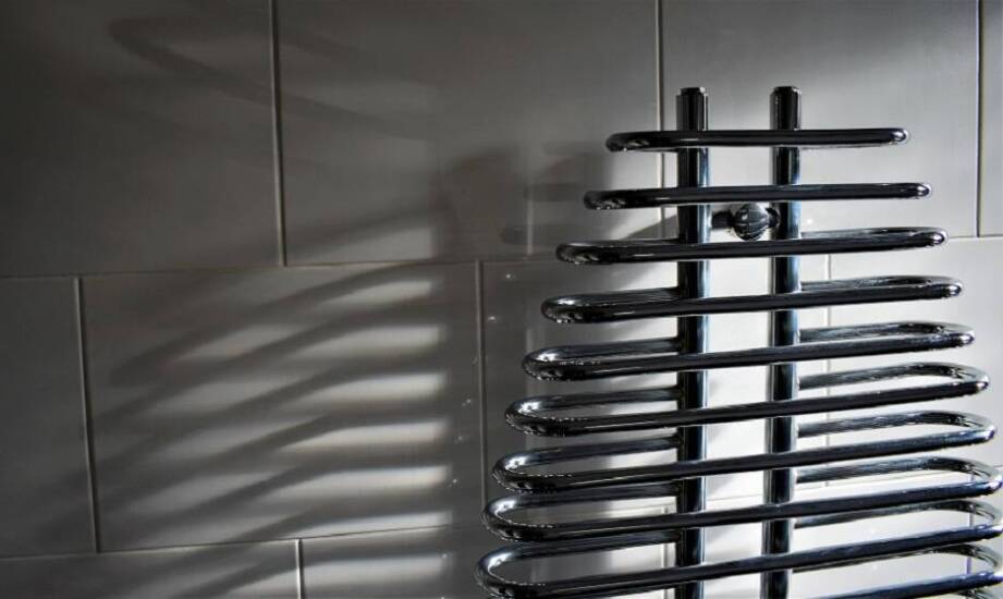 Stylizacja łazienki z retro grzejnikiem łazienkowym – inspiracje i porady