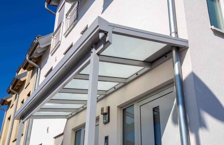 Jak szklane daszki z hartowanego szkła wpływają na ochronę przed warunkami atmosferycznymi?