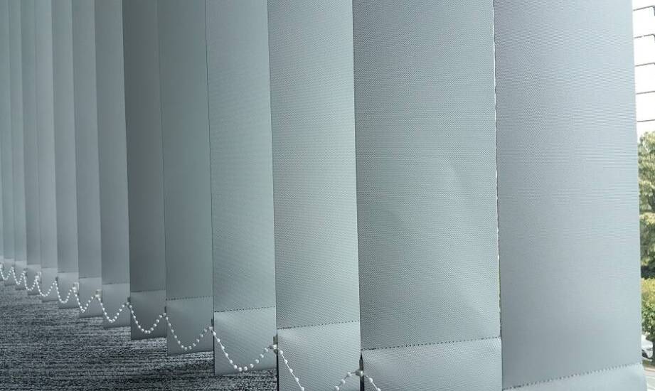 Innowacyjne metody prania pionowych żaluzji – co wyróżnia najlepsze firmy?