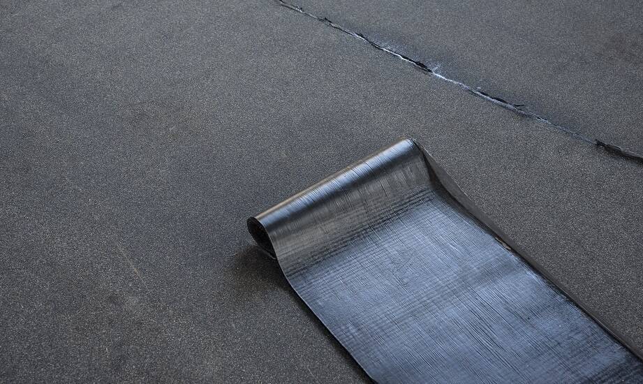 Zalety stosowania termozgrzewalnej papy w projektach dekarskich