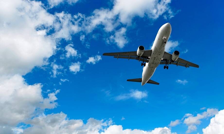 Jak lotniczy transport w Warszawie wspiera międzynarodowy handel?