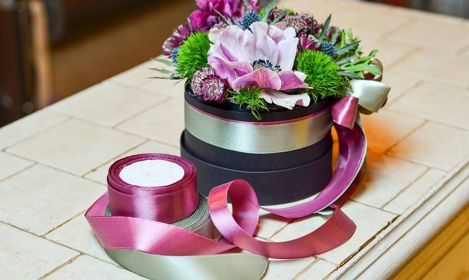 Florystyczna wstążka i jej wpływ na estetykę flowerboxów