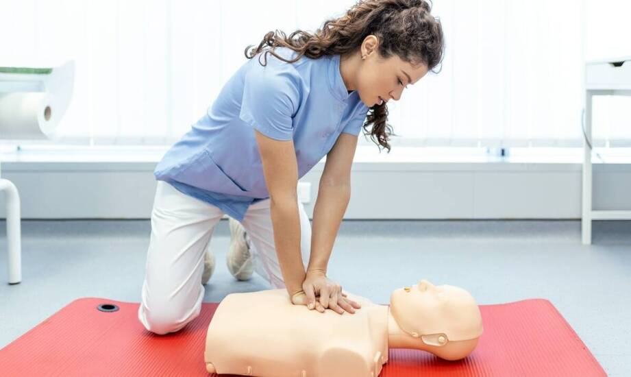 Szkolenia z zakresu pierwszej pomocy jako element strategii zarządzania ryzykiem.