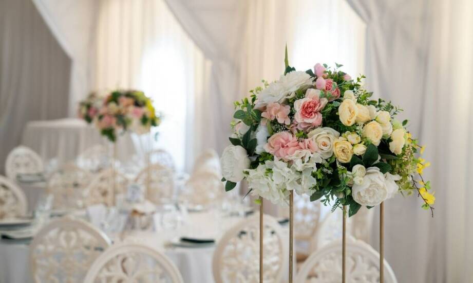 Florystyczne aranżacje weselnej sali - jak wykorzystać sezonowe kwiaty?
