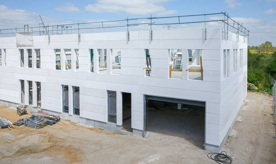 Jakie są zalety konstrukcyjnej elastyczności hal z płyty warstwowej?