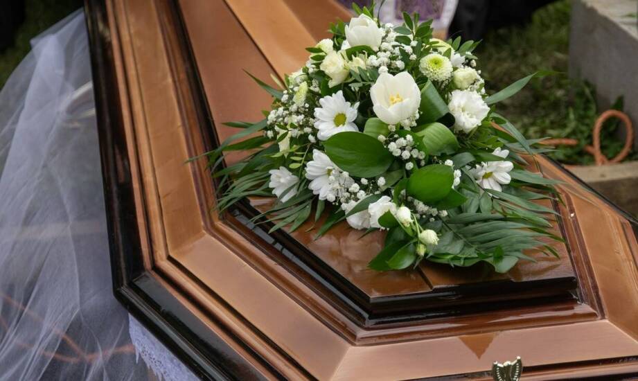 Tradycyjna ceremonia pogrzebowa – jak przebiega organizacja w zakładzie?