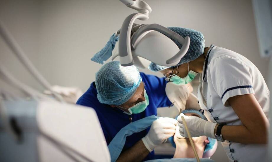 Proces wszczepiania implantów zębów – czego oczekiwać podczas wizyty w gabinecie?