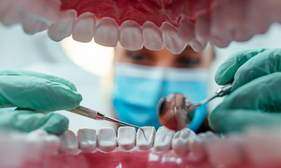 Jakie są zalety stosowania implantów zębów przy odbudowie uśmiechu?