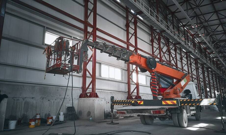 Dlaczego warto wynająć ruchome podesty do prac konserwacyjnych w szkołach?