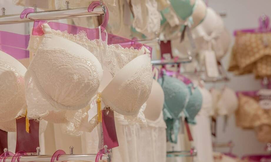 Jakie wzory komunijnych alb są najpopularniejsze wśród dziewczynek?