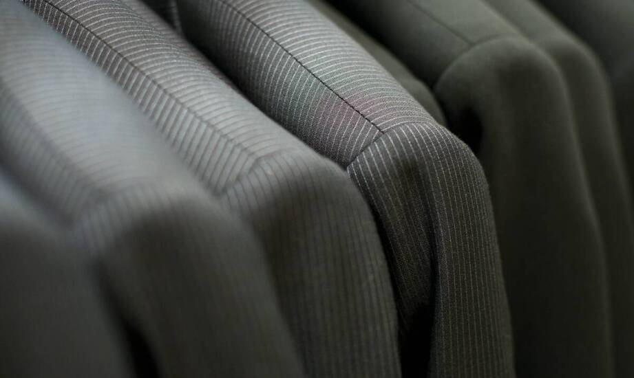 Jakie wzory i tkaniny dominują w garniturach na miarę w tym sezonie?