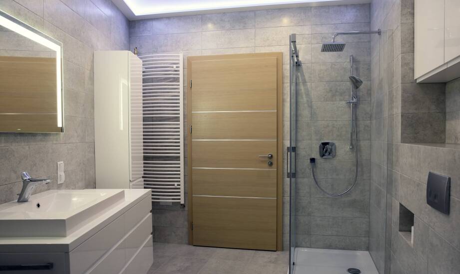 Wybór odpowiednich drzwi do łazienki – co warto wiedzieć?