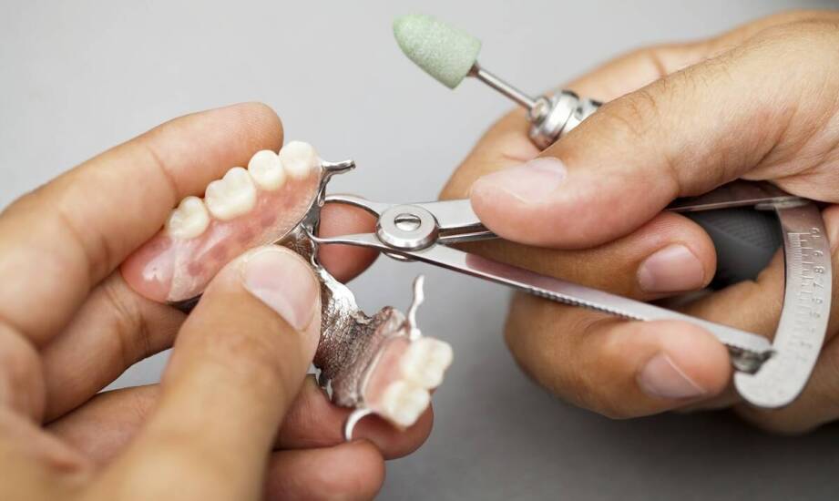 Jak wygląda proces dopasowywania zębowych protez do pacjenta?