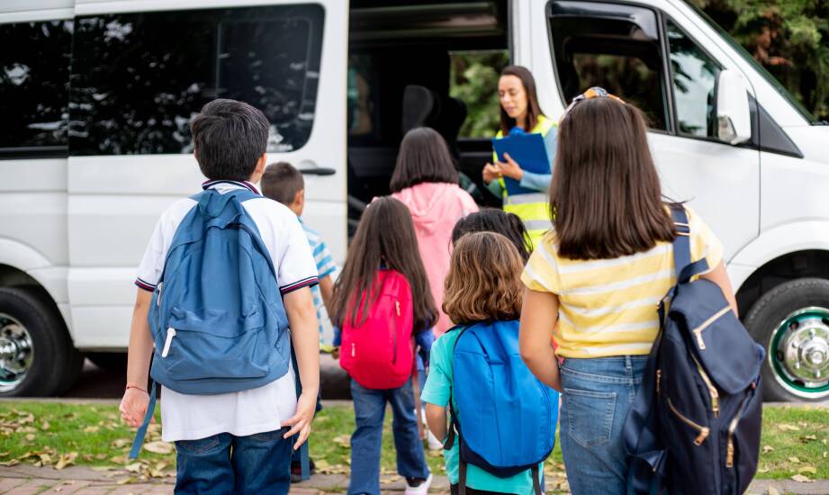 Wynajem busa na szkolny wyjazd – co oferują wypożyczalnie?