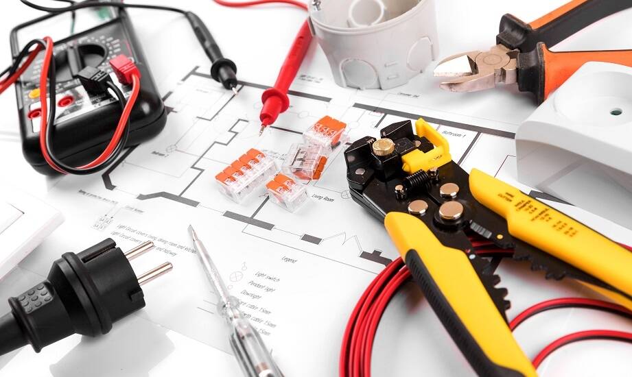 Jak narzędzia wspierają bezpieczeństwo pracy elektroinstalatorów?