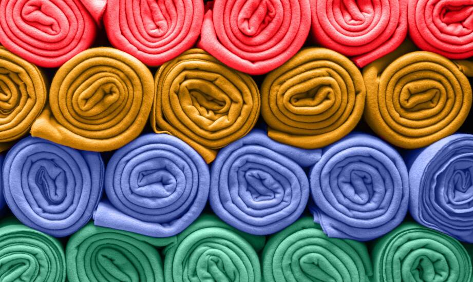 Przytulny dom z kolorowymi polarowymi kocami – inspiracje