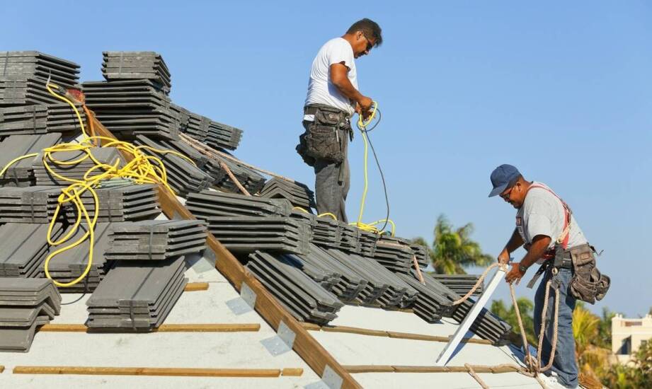Jakie wyzwania stoją przed firmami specjalizującymi się w naprawach płaskich dachów?