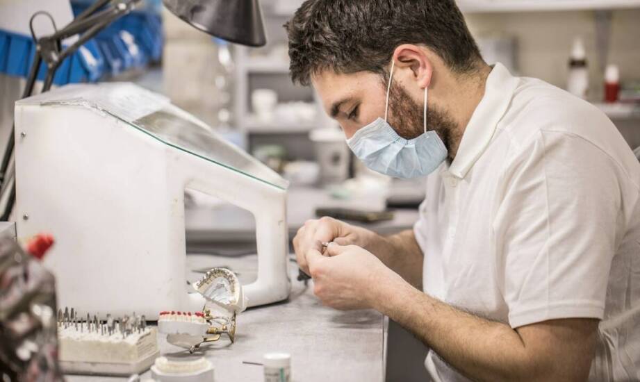 Proces zakładania pełnoceramicznych koron: co warto wiedzieć przed wizytą?