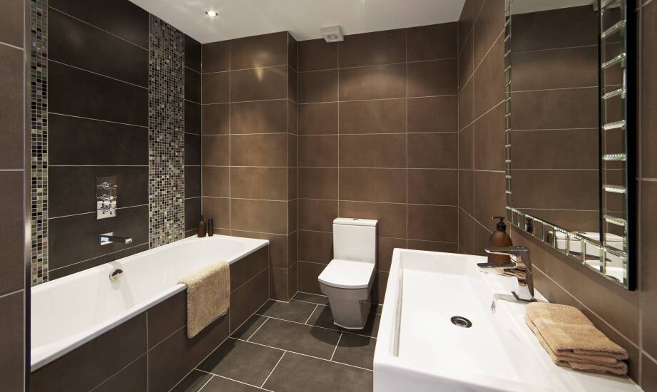 Ozdobne płytki do łazienki – zalety i możliwości aranżacyjne