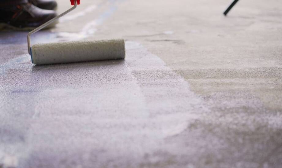 Zabezpieczanie posadzek przed ścieraniem – dlaczego warto zainwestować w profesjonalne usługi?