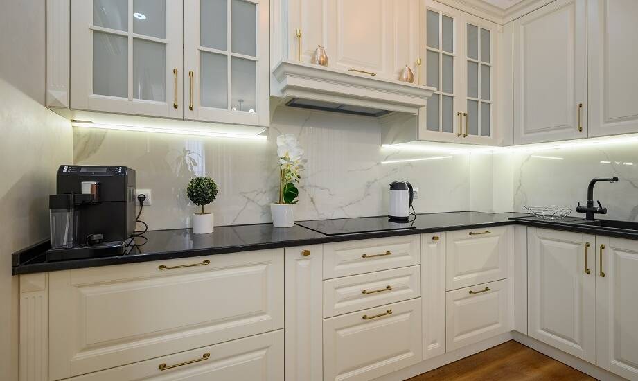 Kuchnie na wymiar a oszczędność miejsca w małych mieszkaniach