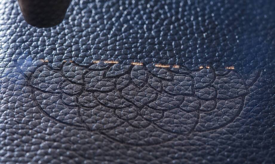 Grawerowanie na skórze w stolicy – sposób na unikalne modowe dodatki