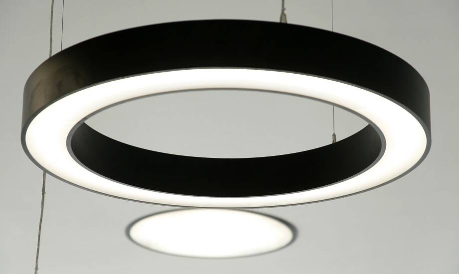 Nowoczesne sufitowe lampy z funkcją ściemniania – idealne rozwiązanie do sypialni