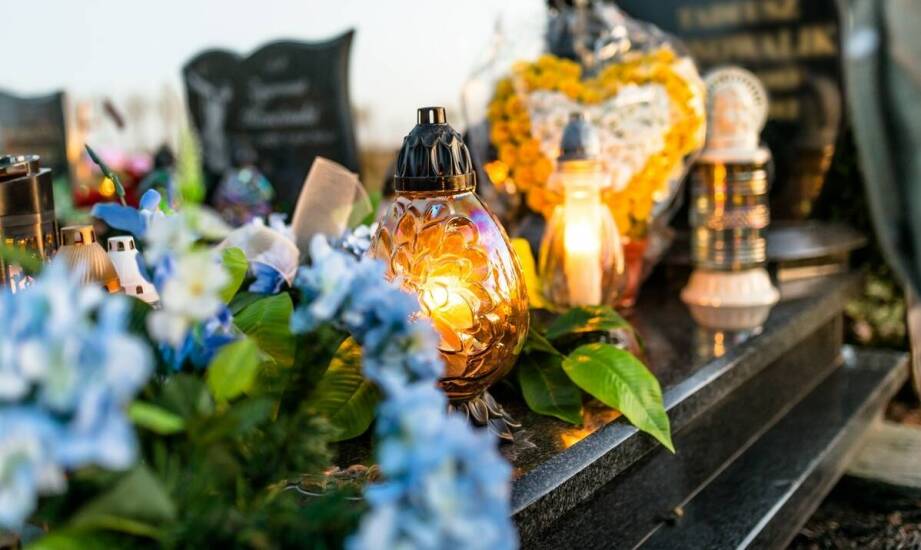 Jakie opcje personalizacji oferuje wyszukiwarka grobów?