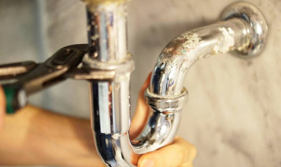 Dlaczego regularne czyszczenie odpływowych rur jest kluczowe dla sprawności instalacji?