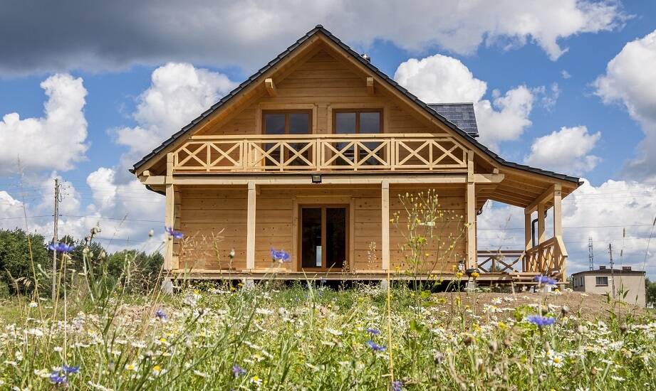 Jakie są korzyści z wyboru całorocznego domu drewnianego bez pozwolenia?