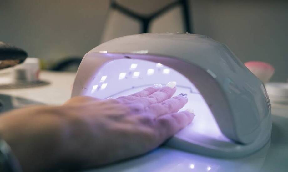 Trwałość i styl – zalety hybrydowego manicure w salonie kosmetycznym