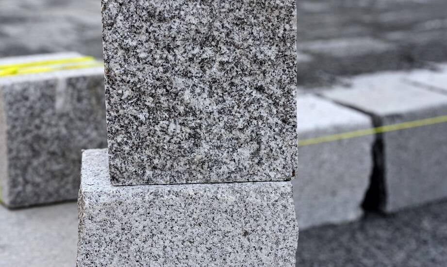 Jak dobrać kolorystykę granitowej kostki do architektonicznego otoczenia?