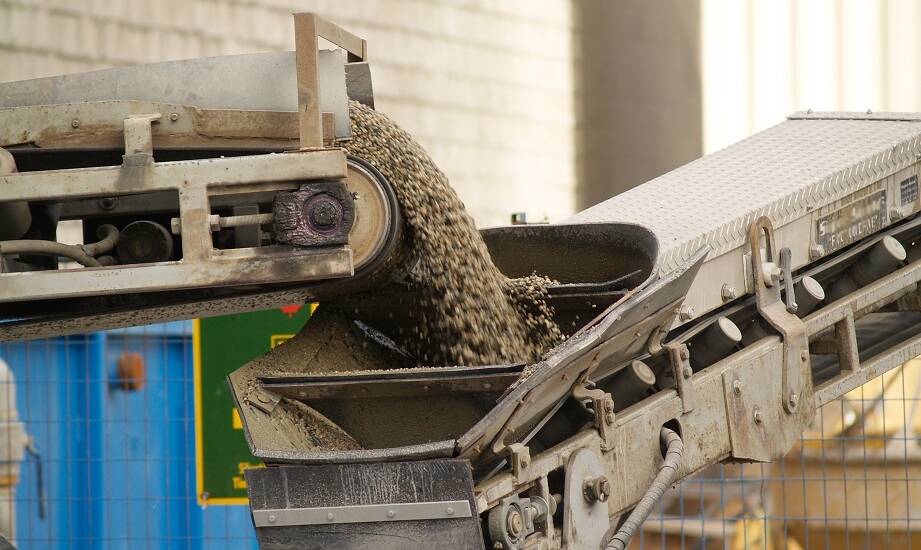 Jak kubełkowe przenośniki wspierają transport sypkich materiałów?