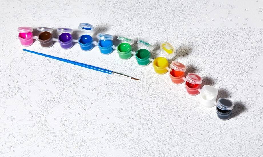 Jak akrylowe farby pomagają w projektach realizowanych na warsztatach?