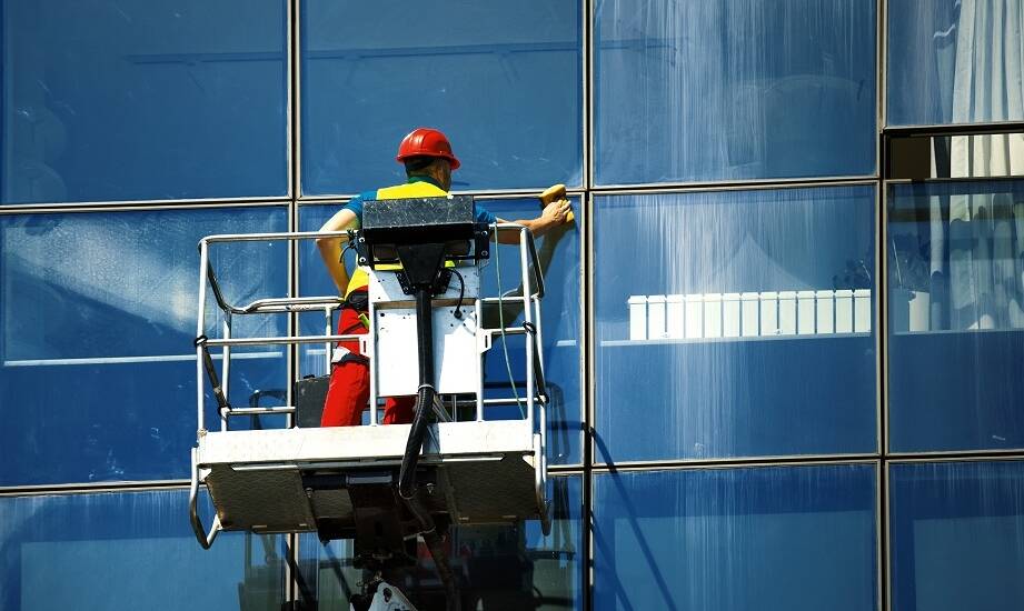 Profesjonalne czyszczenie elewacji: klucz do przedłużenia trwałości elewacji