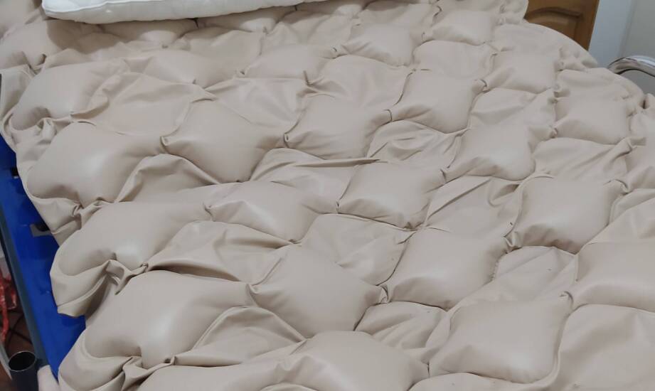 Kiedy warto zainwestować w przeciwodleżynowe materace?