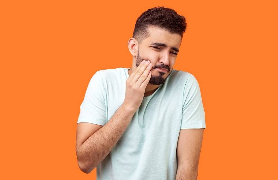 Jakie są pierwsze objawy problemów z zębami, które wymagają uwagi u stomatologa?