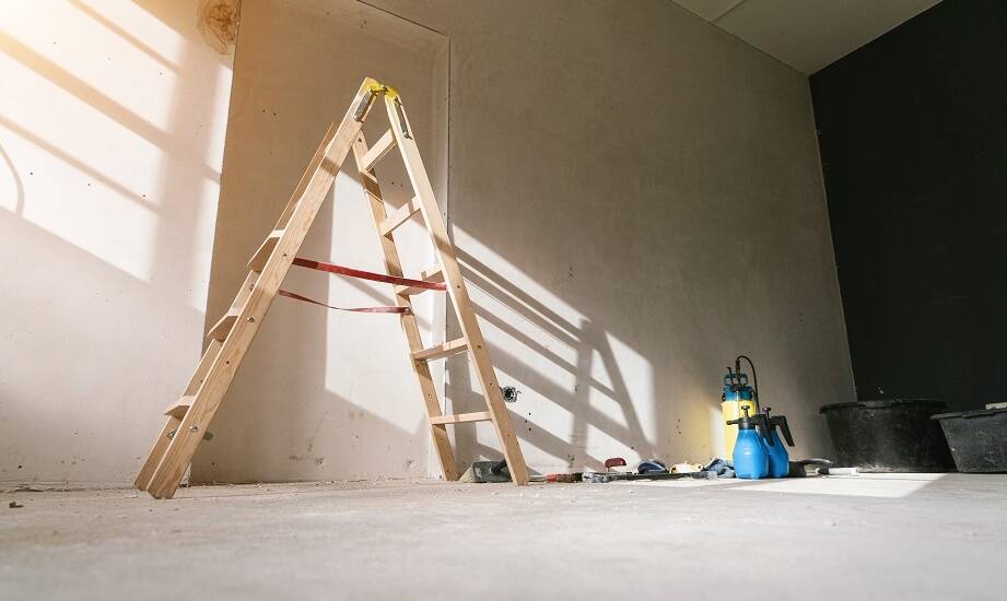 Zastosowanie rozkładanych drewnianych drabin w różnych branżach