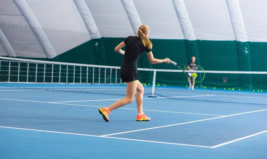Kryte korty tenisowe: jak zapewniają komfortowe warunki do gry bez względu na pogodę