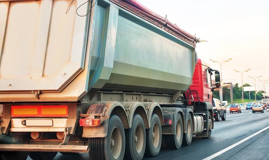 Transport kruszywa w miejskich obszarach: Jak unikać korków i opóźnień?