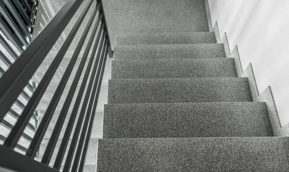 Czy dywanowe schody mogą być łatwe w utrzymaniu czystości?