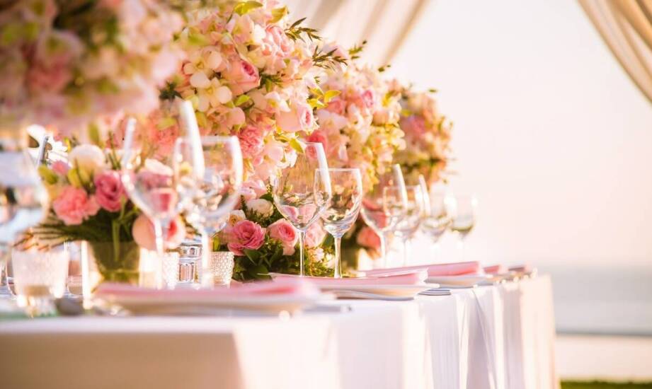 Najlepsze praktyki przy organizacji plenerowych bankietów z wykorzystaniem namiotów