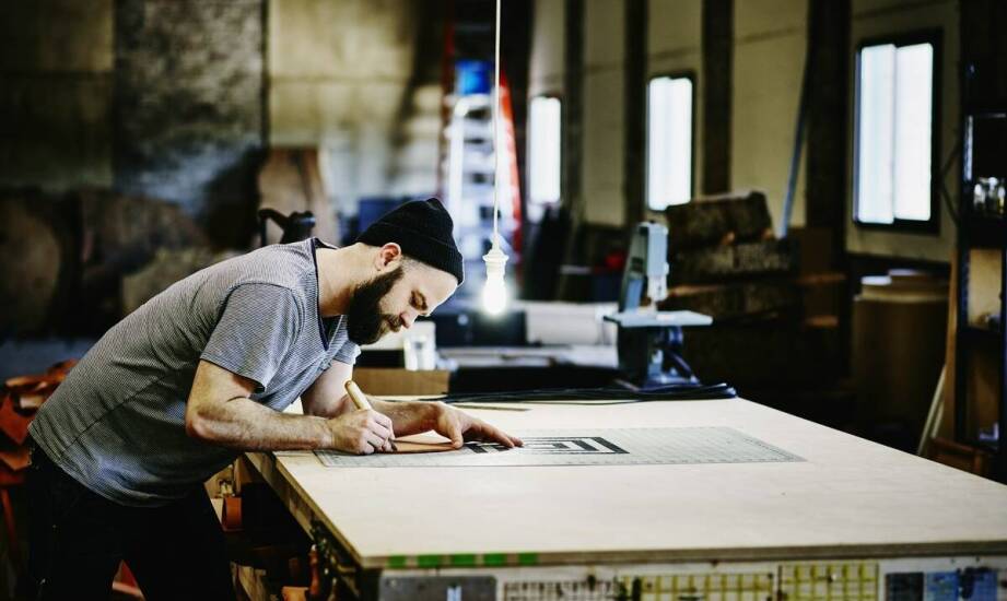 Wycinanie plexi na wymiar – zastosowanie w nowoczesnych reklamowych projektach