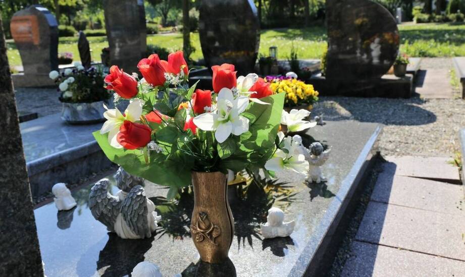 Wybór pomiędzy brązowym pomnikiem a innymi materiałami nagrobkowymi