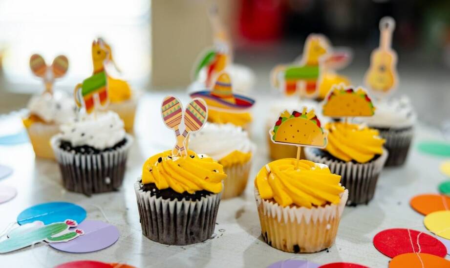 Jakie techniki nadruku stosuje się na reklamowych krówkach z logo?