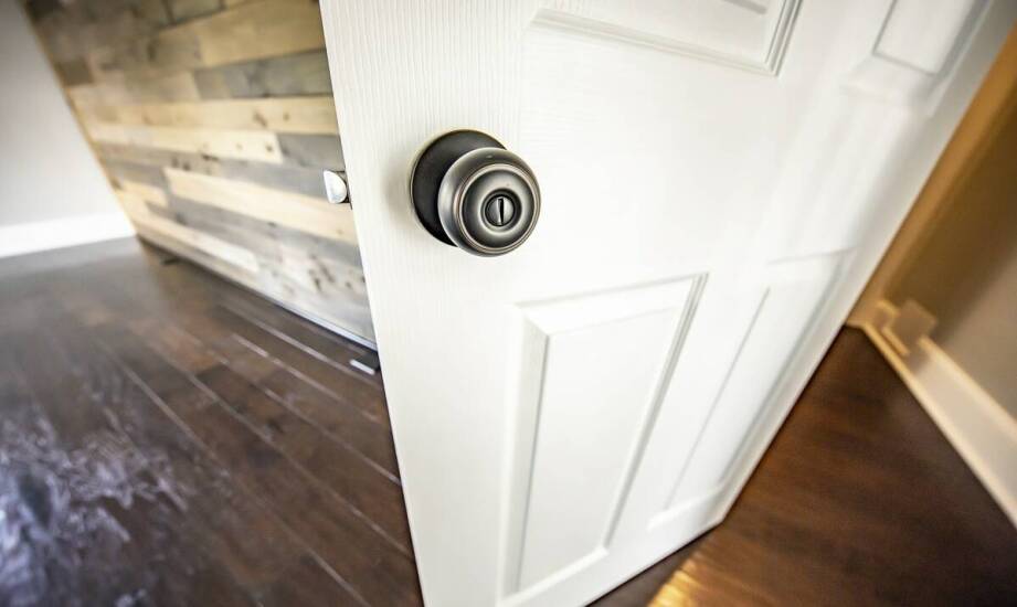 Jakie są kluczowe cechy zamków do drzwi w nowoczesnych budynkach?