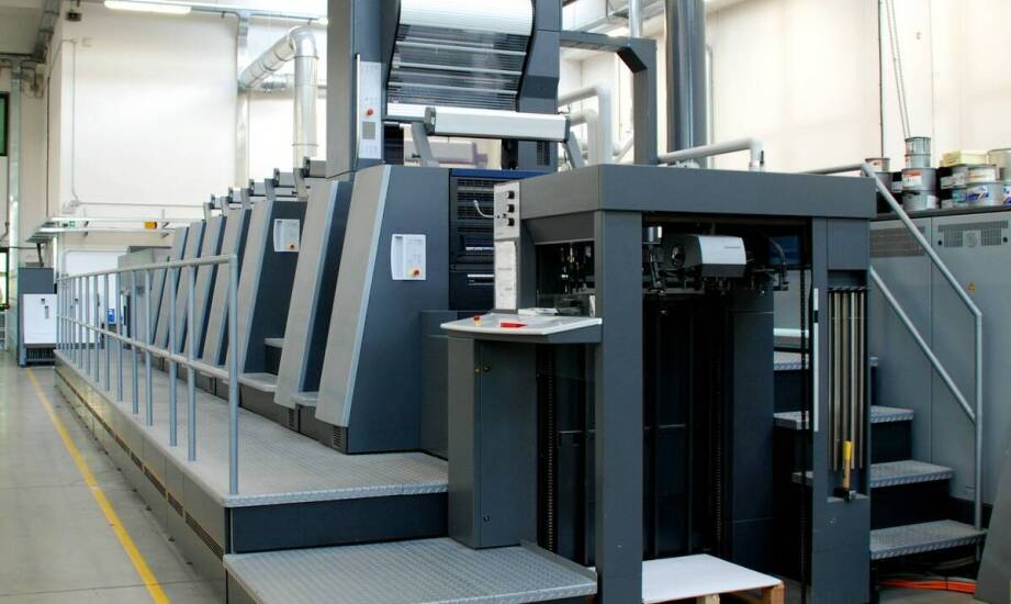 Jakie zalety niesie ze sobą współpraca z drukarnią posiadającą nowoczesne maszyny?