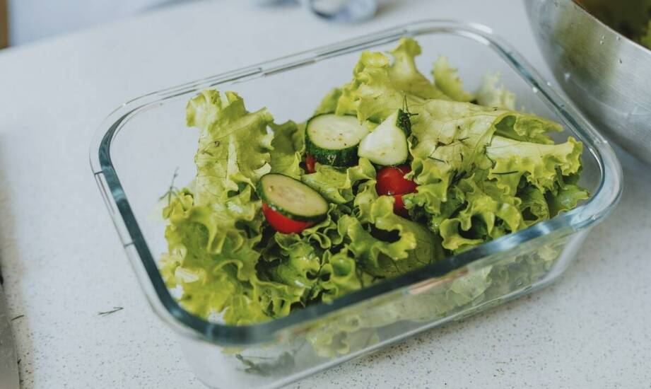 Korzyści z używania szczelnych pojemników do sałatek w cateringu