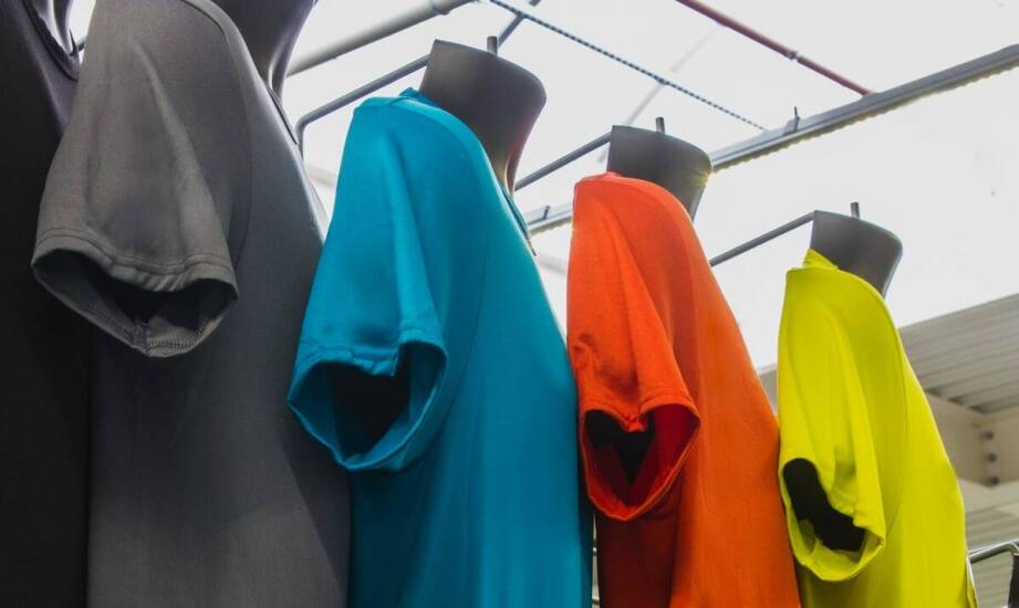 Sportowa odzież w sklepie – co warto kupić?