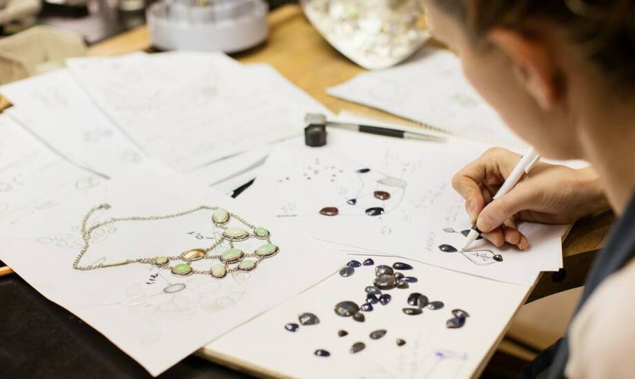 Niebieska gąsienica w kolekcjach biżuterii – co warto o niej wiedzieć?